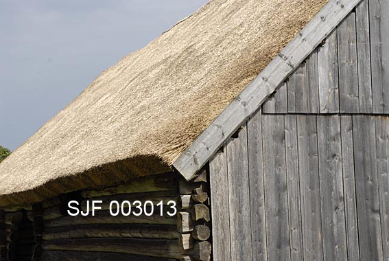 Detalj av halmtaket på Tyndelsrudlåven ved Tyndelsrudtunet i Rødenes. Bygningen er fra 1700-tallet. Sommeren 2009 var et restaureringsprosjekt i gang, der låven skulle få nytt halmtak, fotografert mens Norsk Skogmuseum var på befaring til andre lokaliteter i Marker kommune.
