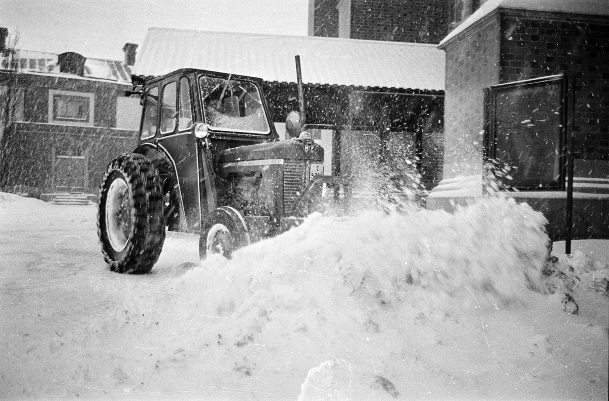 Snöröjning med traktor vid Uppsala domkyrka, Uppsala januari 1967