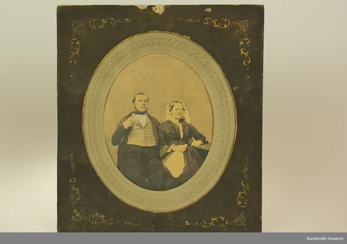 Stort svart vitt foto föreställande en man och en kvinna i ett relifierat ramverk.