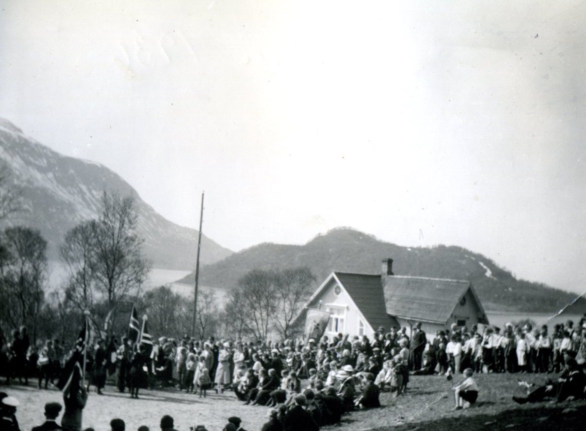 17. mai på kirkebakken i Sigerfjorden. Huset til Bjarne og Dagny Berntsen i bakgrunnen.