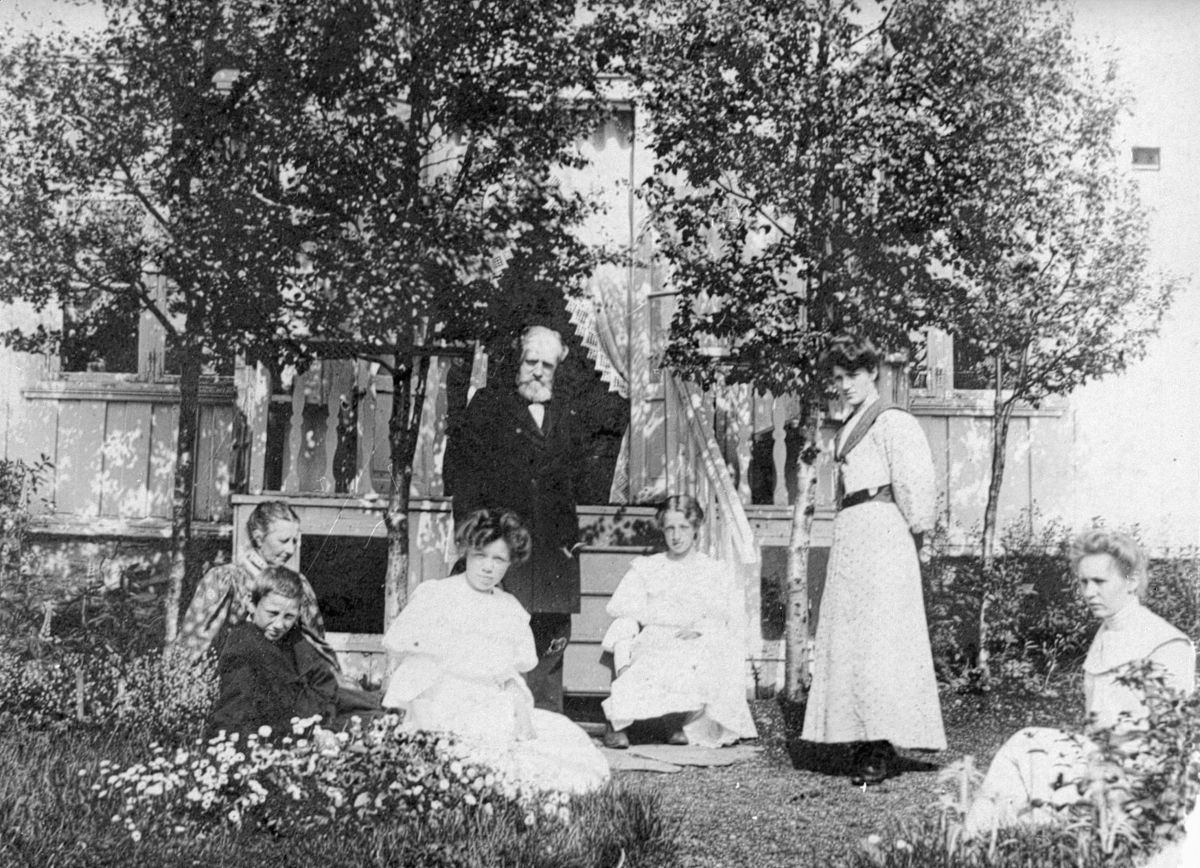 Prest Haslund med familie foran gamle prestegården på Sortland