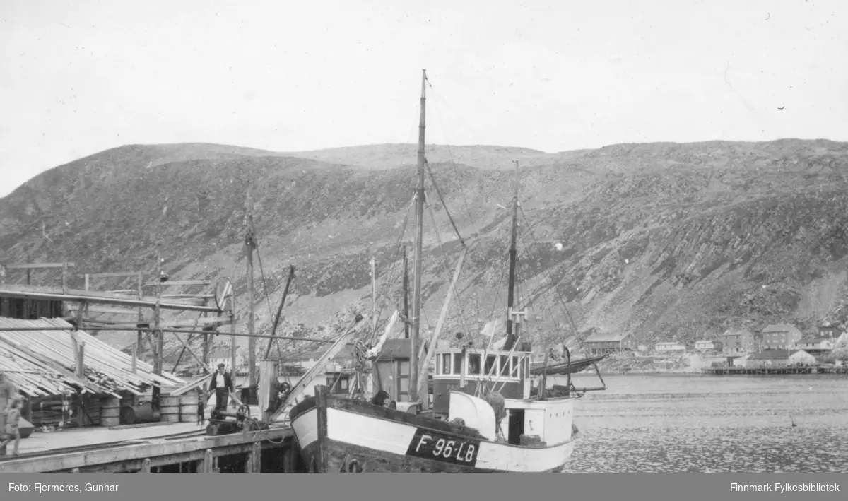 En skøyte ligger ved kai i Kjøllefjord og tar ombord utstyr for å fiske/fange Håkjerring. Kaia kan være Nissen- eller Fiksekaia.
