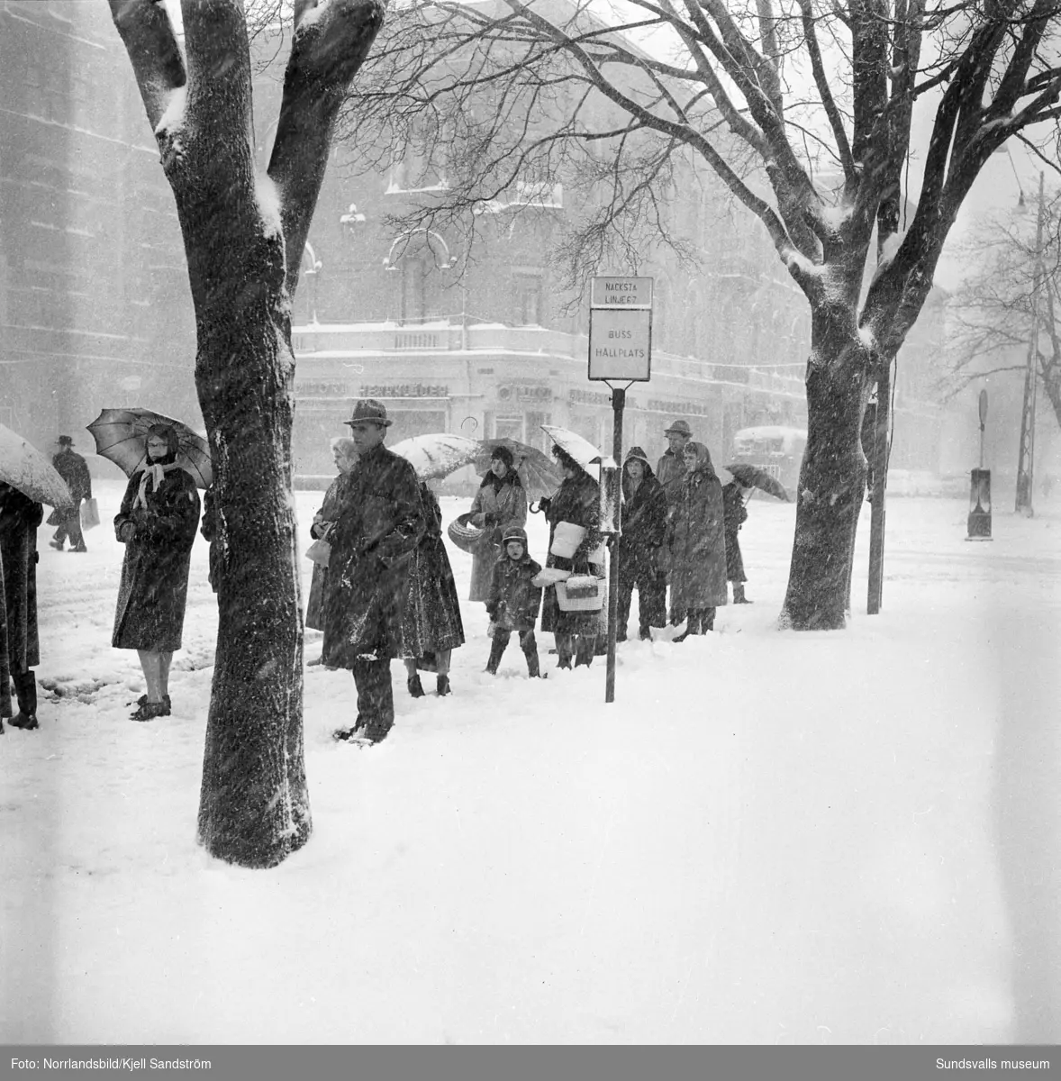Kraftiga snöfall ställer till det i trafiken och inne i stan i början av april 1959.