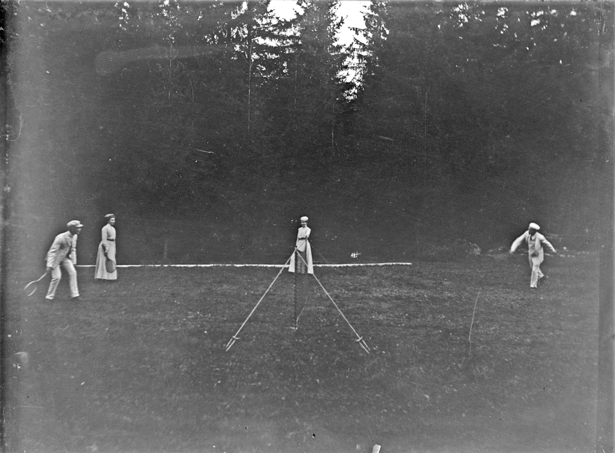"Tennisspelare", Einar Robsson med bl.a. syskon troligen, Esplunda, Breds socken, Uppland, 18 september 1910.