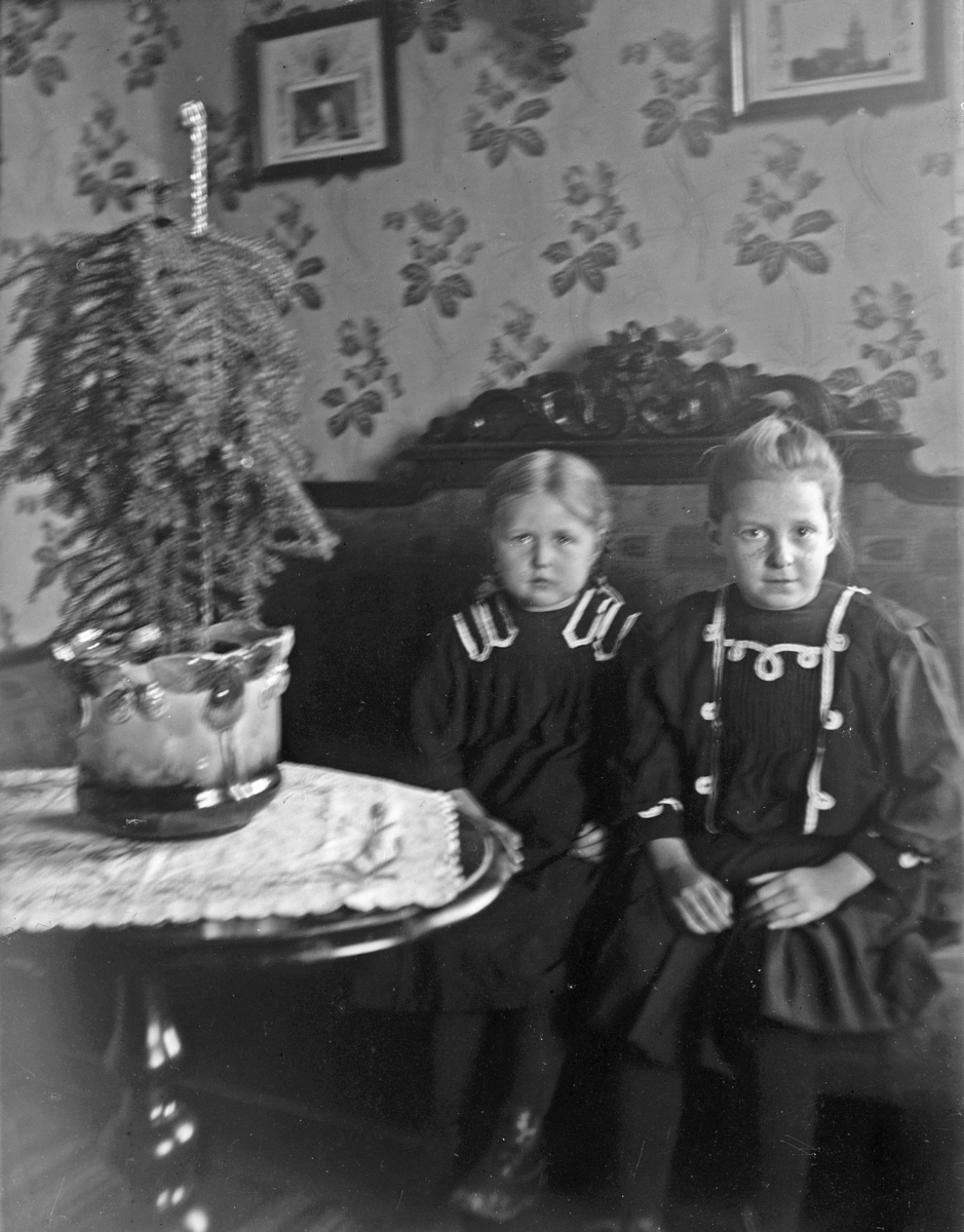 "Småttingar i soffan hos Söderberg, Backa", Bred socken, Uppland, 13 november 1910