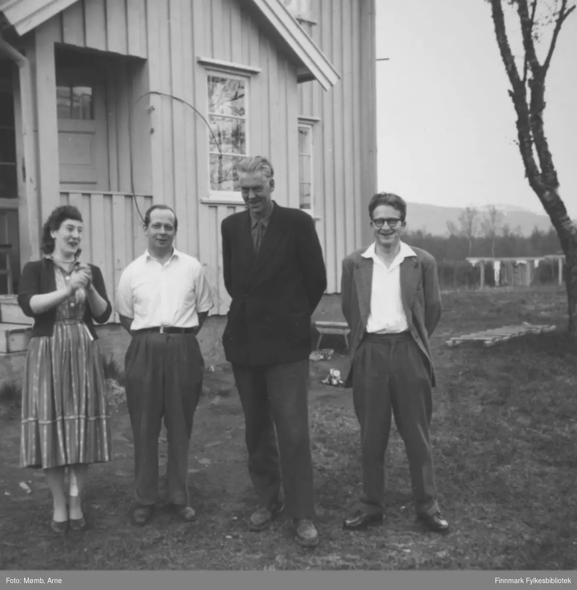 Fra Finnmark landsbruksskole i Bonakas, 1958. Fra venstre fru Bjerknes, lærer Oddleif Rømo, rektor Ryan og fjøsmester Bjerknes.