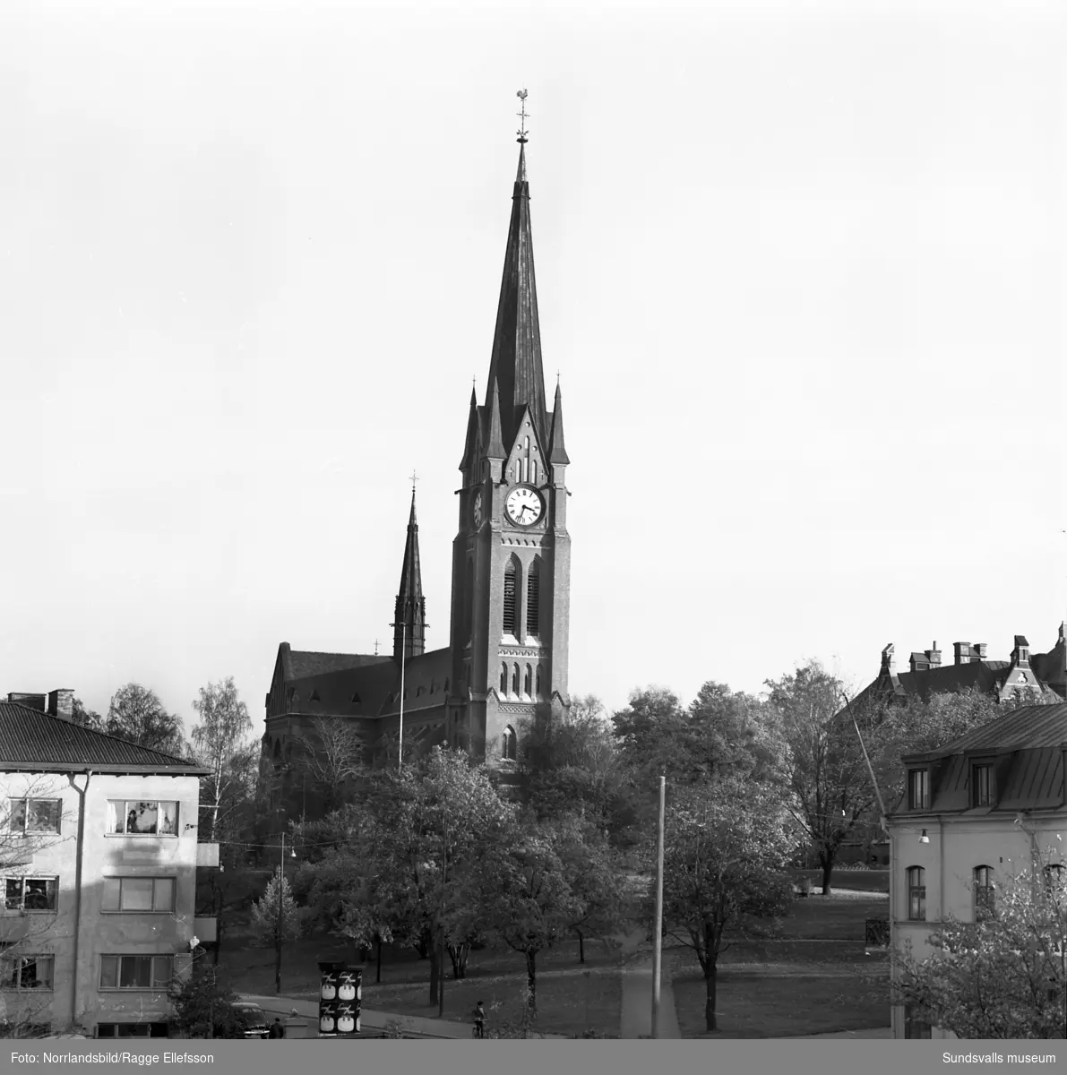 Gustav Adolfs kyrka i Sundsvall, exteriörbilder ur olika vinklar.