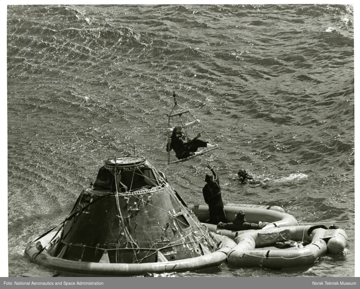U.S. Navy helikopterredningsmann gir klarsignal til å heise opp Stuart A. Roosa etter måneferden med Apollo 14 sammen med Alan B. Shepard og Edgar D. Mitchell. Apollo 14 var den åttende bemannede romferden i Apollo-programmet og den tredje til å lande på månen