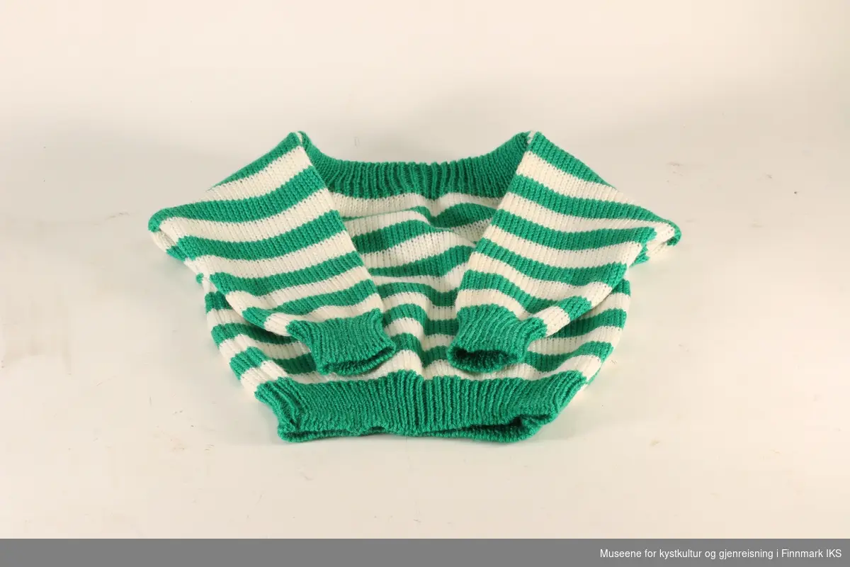 Barnegenser og barnebukser av ull. Buksene er grønne, mens genseren er stripet i grønn og hvit. Genseren er med rund hals og lange ermer.