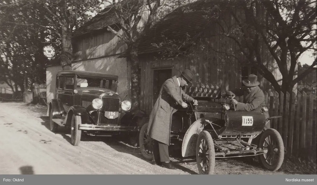 General Motors Nordiska AB. 1928-29 letade personal från GM-fabriken gamla GM-bilar som ännu var i trafik. Denna öppna Oldsmobile 1904 hittade man i Tingstäde på Gotland. Ägaren John Olofsson, som fortfarande använde bilen dagligen, erbjöds en ny Chevrolet i utbyte med det var han inte intresserad av. I bakgrunden en Oldsmobile från tiden.