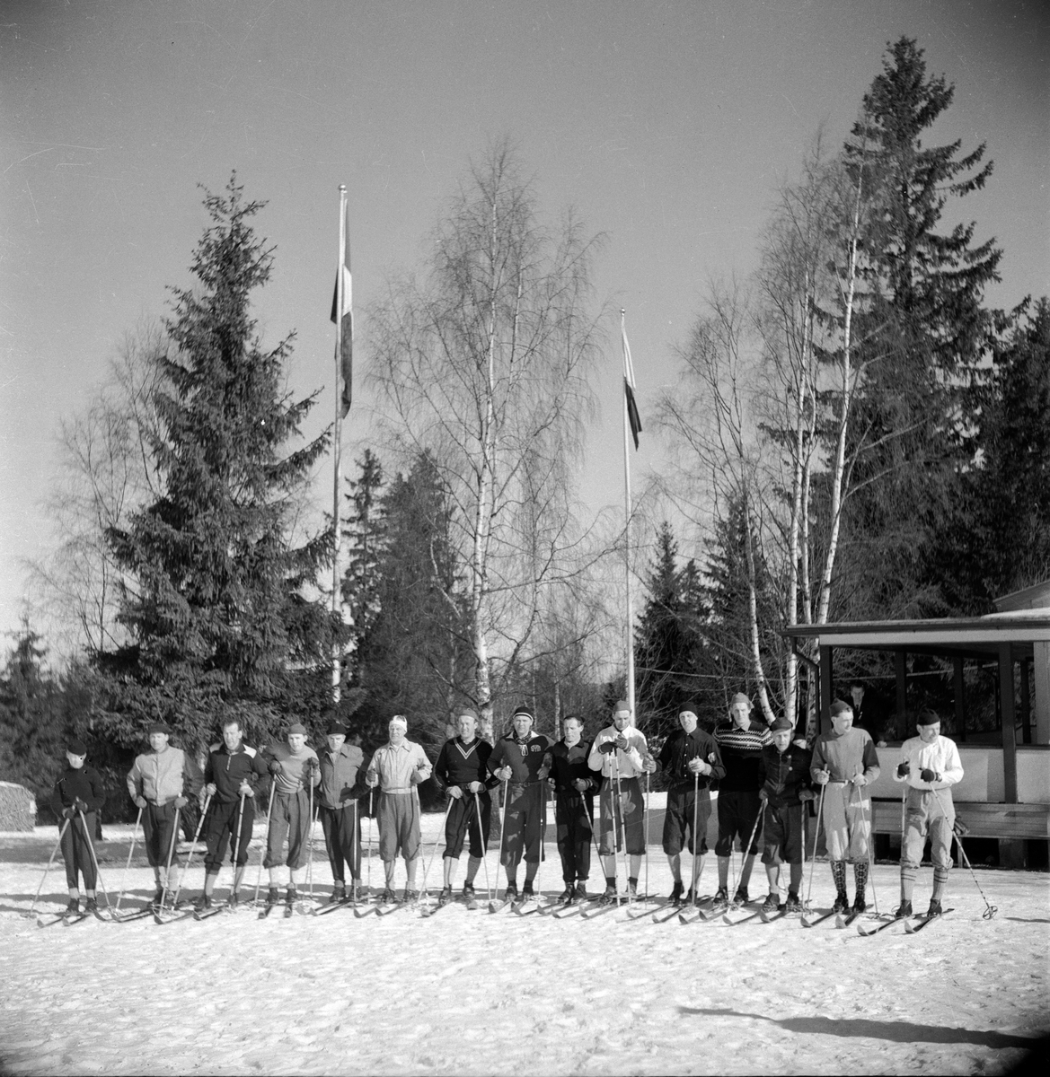 Deltagare i en skidtävling, troligtvis på Öxnehaga i Huskvarna. Bertil Björkman (3), Lennart Tivelius (8), Tollbert Engberg (9), Evert Apelqvist (10), Karl-Gustav Hellström (11), Forsberg (12), Georg Andersson (15).