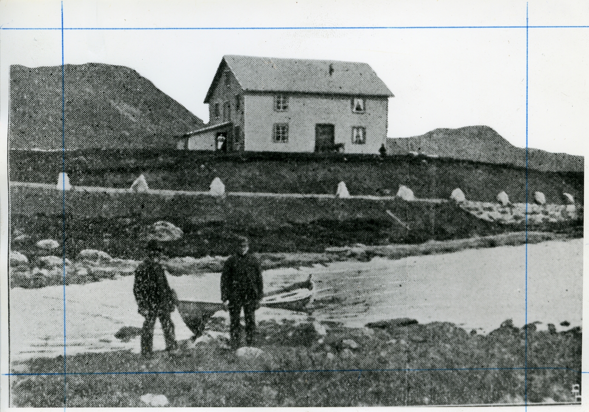 To menn står foran en båt ved en liten innsjø. I bakgrunnen er det et hus.