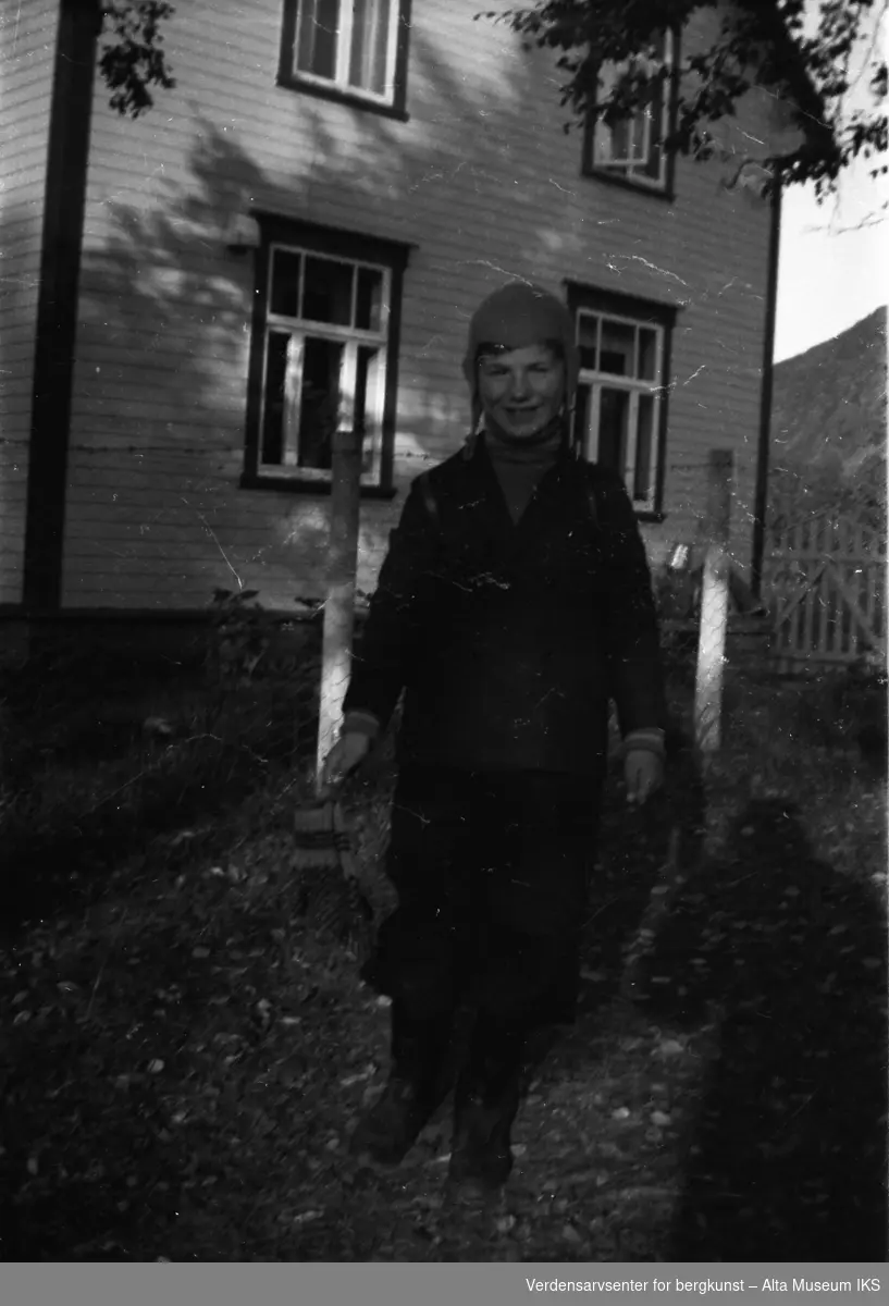 Arne Jøraholmen står foran huset på Jøraholmen. Raipasfjellet lurer i bakgrunnen.