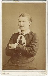 Kvinneportrett i halvfigur.