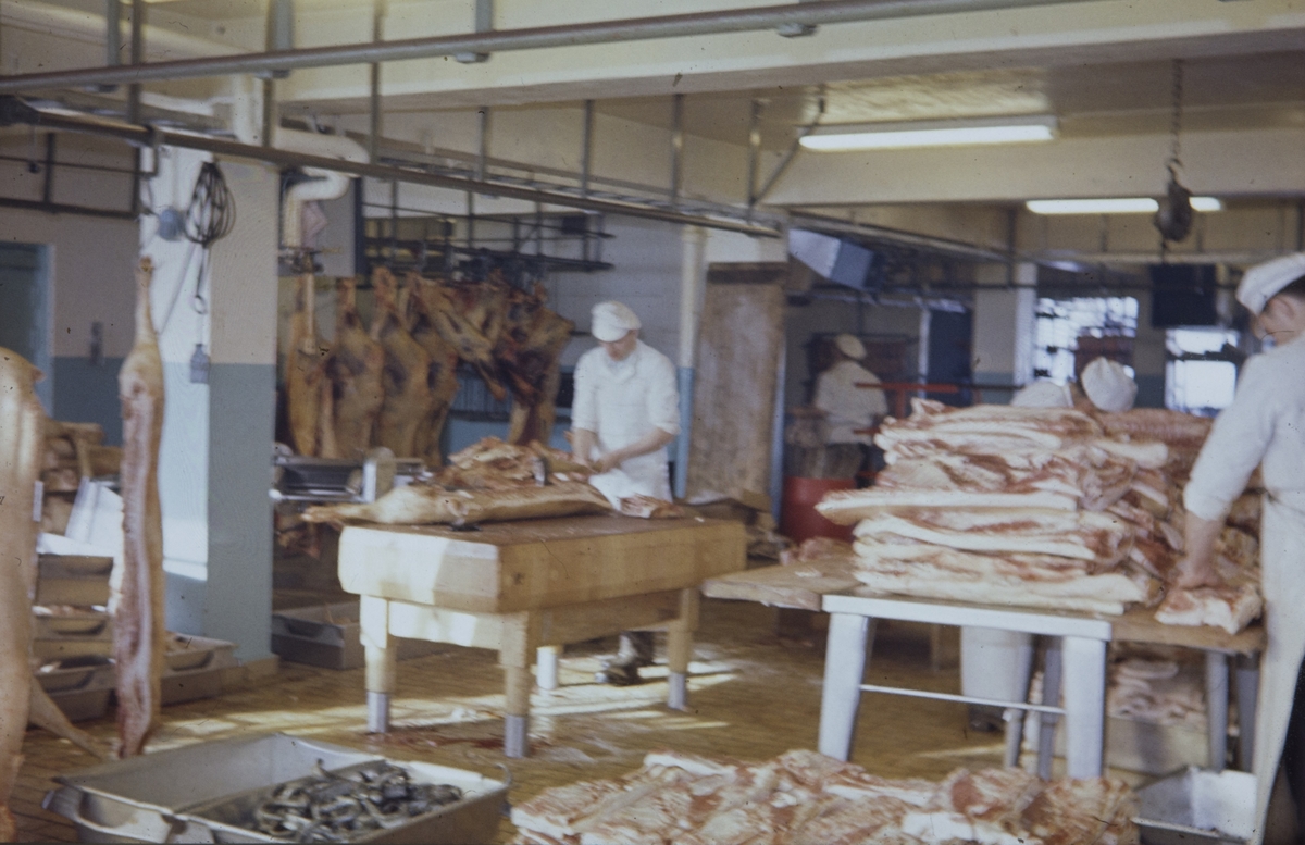 Arbeid med kjøtt på Bothnerfabrikken.