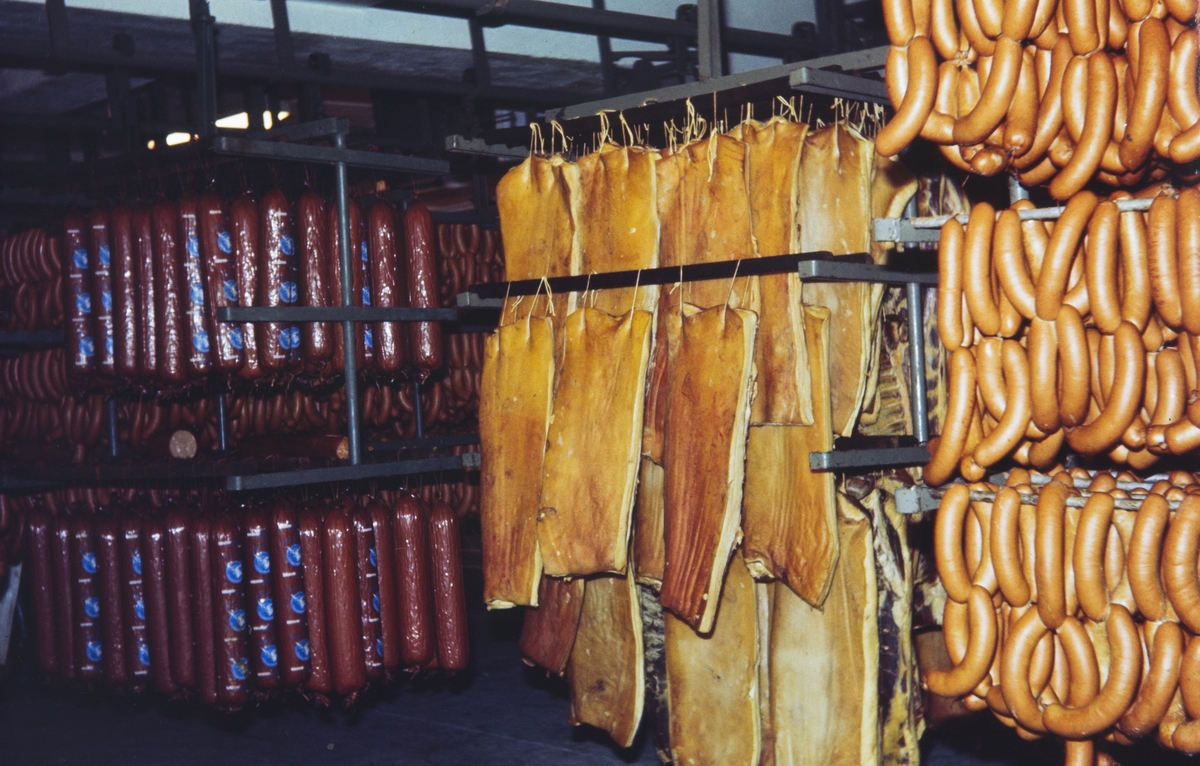 Pølser og kjøtt på lageret i Bothnerfabrikken.