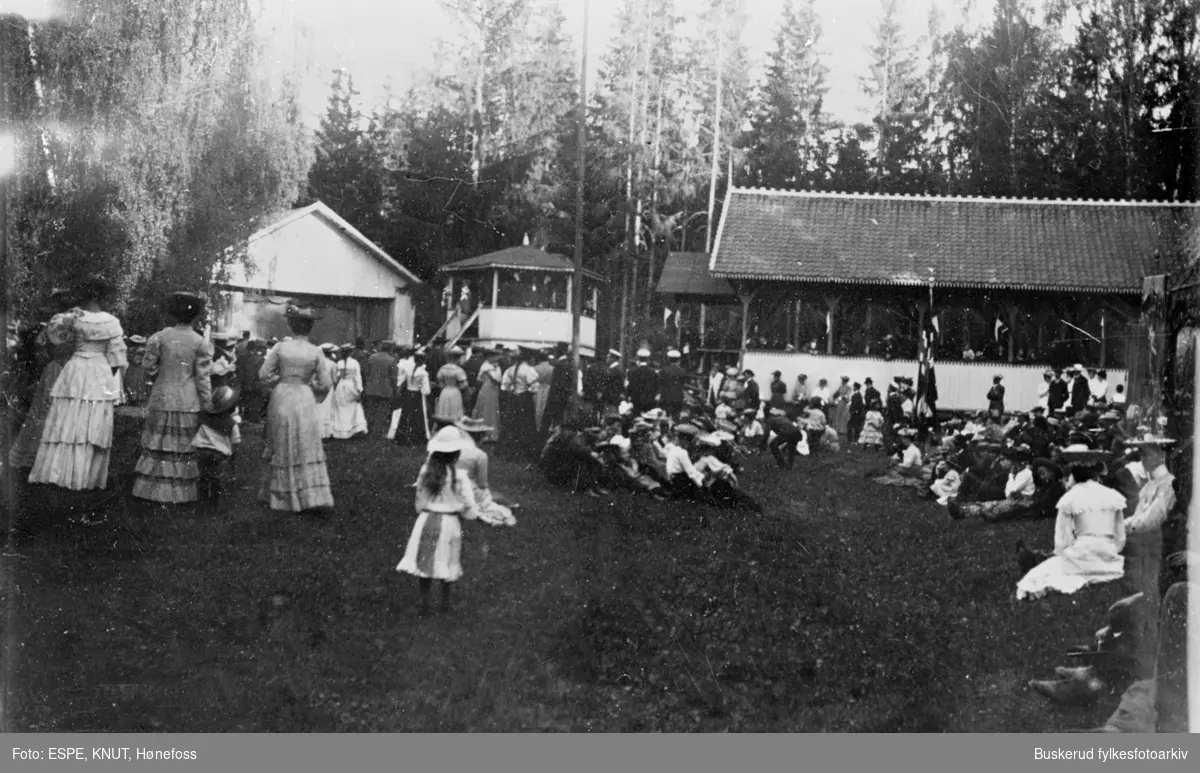 Hønefoss

Schjongslunden, en av de første fornøyelsesparker i landet.
Feiring i parken i anledning 1905-jubileet
