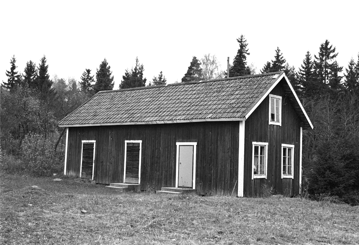 Uthus, Helgesta 2:7, Helgesta, Skogs-Tibble socken, Uppland 1985
