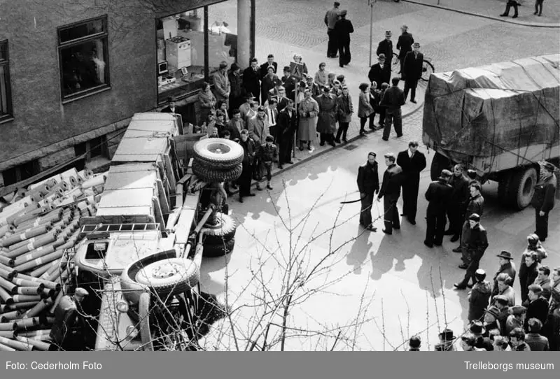 Bilolycka vurpa vid elverket, Östra Vallgatan-Nygatan  31/3 1959.