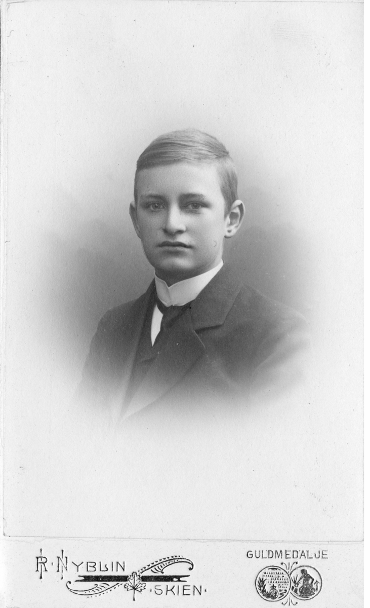 Fotosamling etter Cappelen. Portrett, gutt. April 1909.