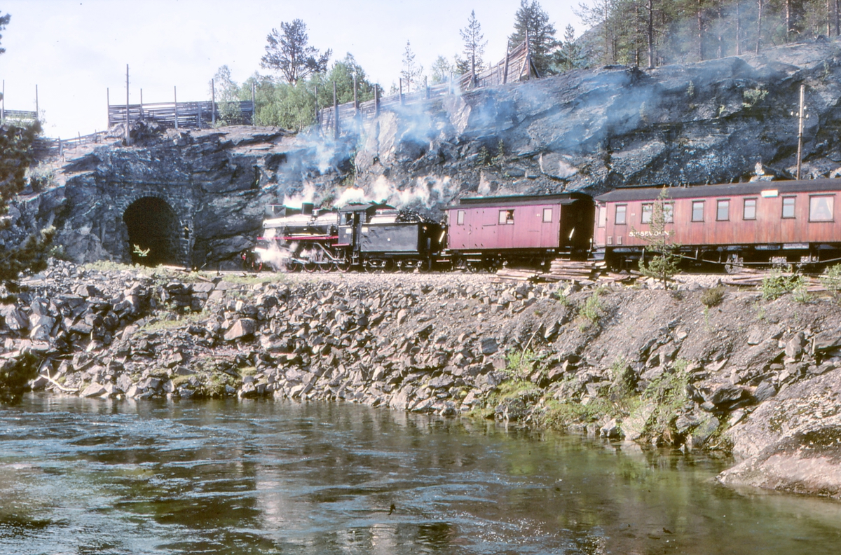 Damptog nærmer seg Bjorli. NSB damplokomotiv 26c 411.