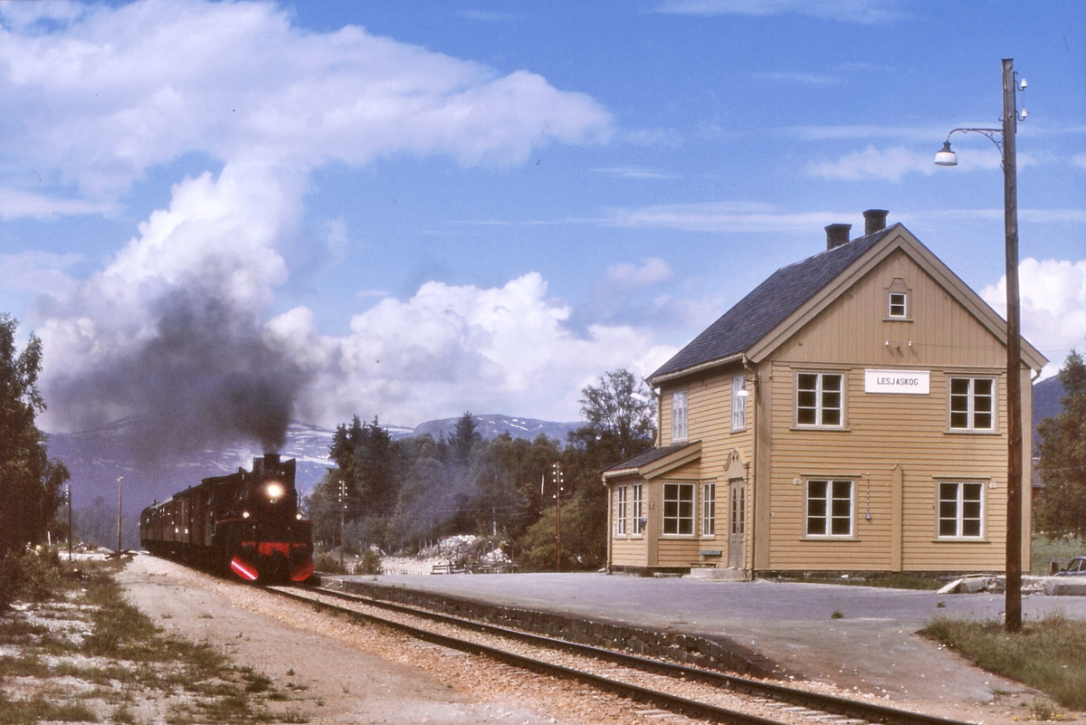 Lesjaskog passeres. Ekstratog Åndalsnes - Hamar med NSB damplokomotiv 26c 411.