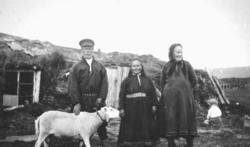 "Fra venstre: Mikkas Halonen, hans lille kone Anna og "Galla