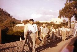 Arbeidere ved siden av vei.