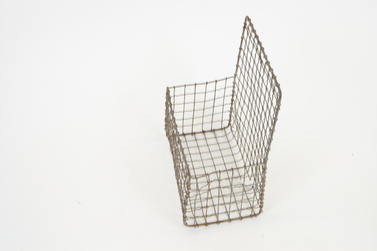 Form: firkantet kurv, ene veggen dobbelt så høy som de andre, ståltrådnetting med kvadratiske ruter
