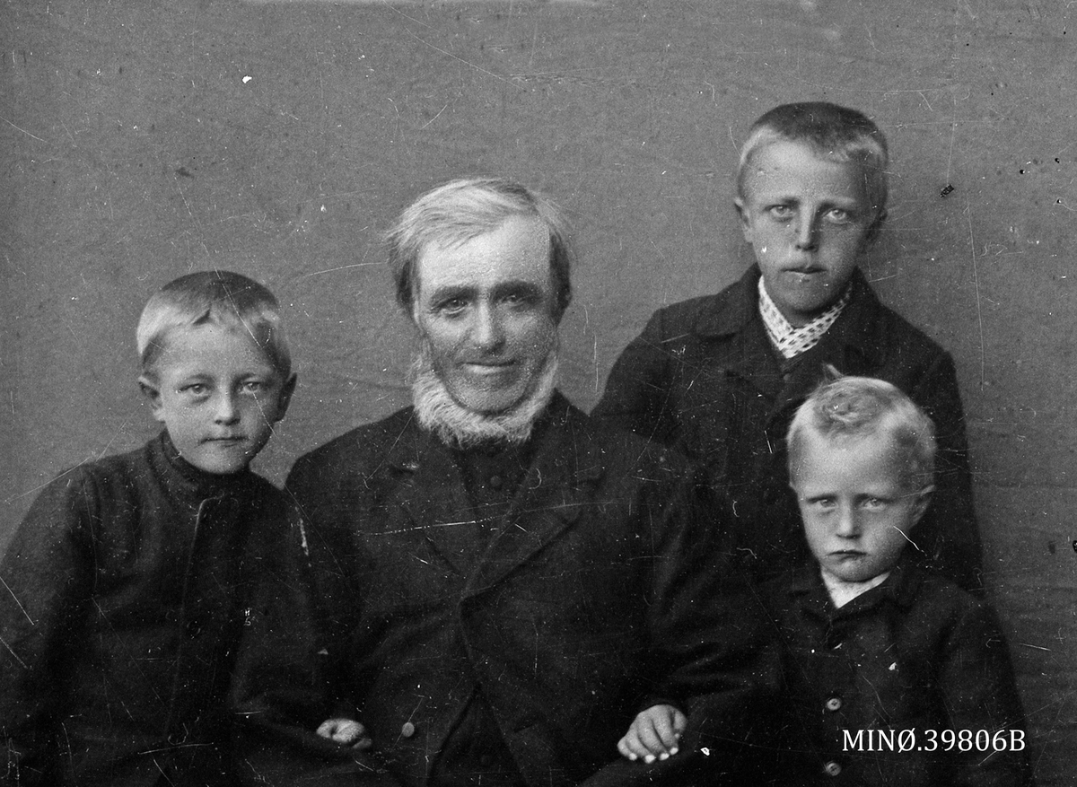 Familiebilde - bestefar med tre barnebarn