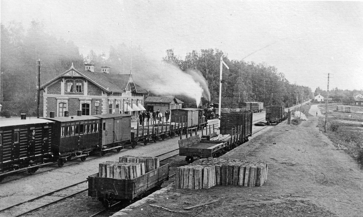 Bild av tågmöte i Gisslarbo år 1908. Lok 7 närmast och 8. 24 fotografier sv/v tidigare ägare Axel Henriksson.