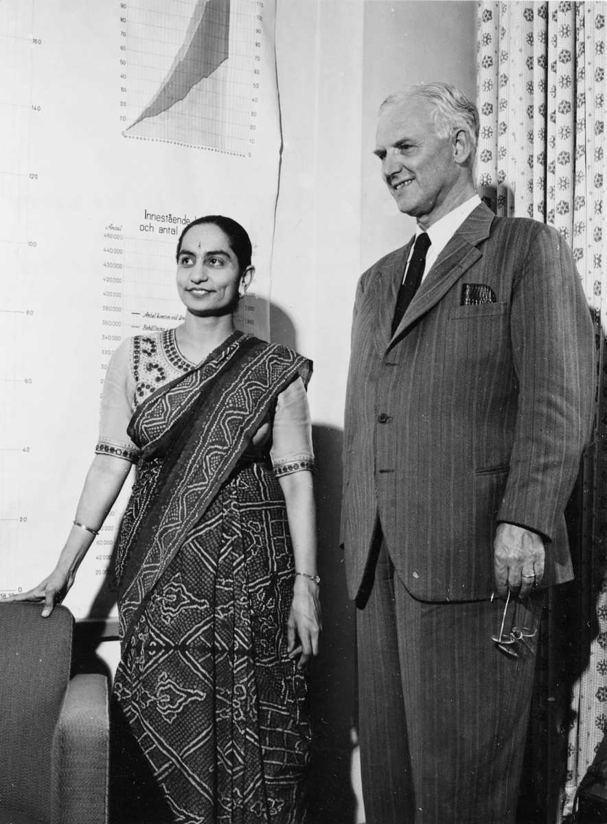 Miss Neela Bhatt, från Indiska Post- och Telegrafverket och
Postsparbankschefen H. Holmström, vid hennes besök på postgirot.