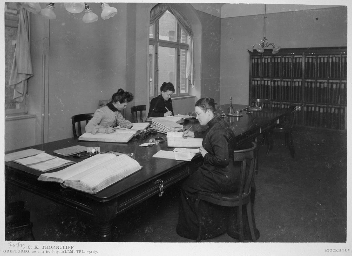 Postsparbankens bokföringsrum nr 6, 1903, Centralposthuset.
Agnes Sjölander, Gerda Sundberg, Mimmi Coyet.