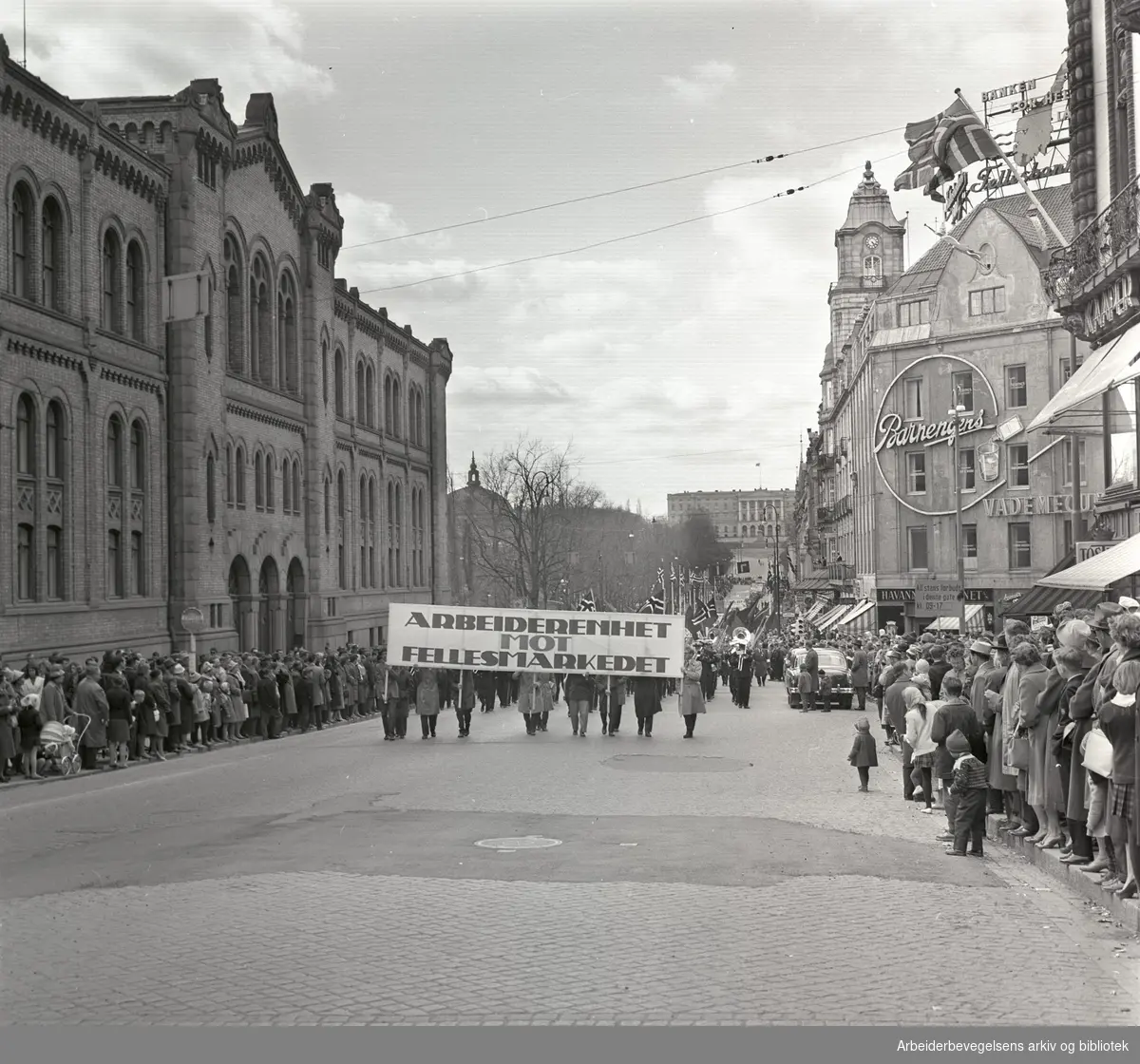 1. mai 1962 i Oslo.Demonstrasjonstog arrangert av "Faglig aksjon mot Fellesmarkedet" med støtte fra Sosialistisk Folkeparti (SF) og Norges kommunistiske parti (NKP)...Parole: Arbeiderenhet mot Fellesmarkedet