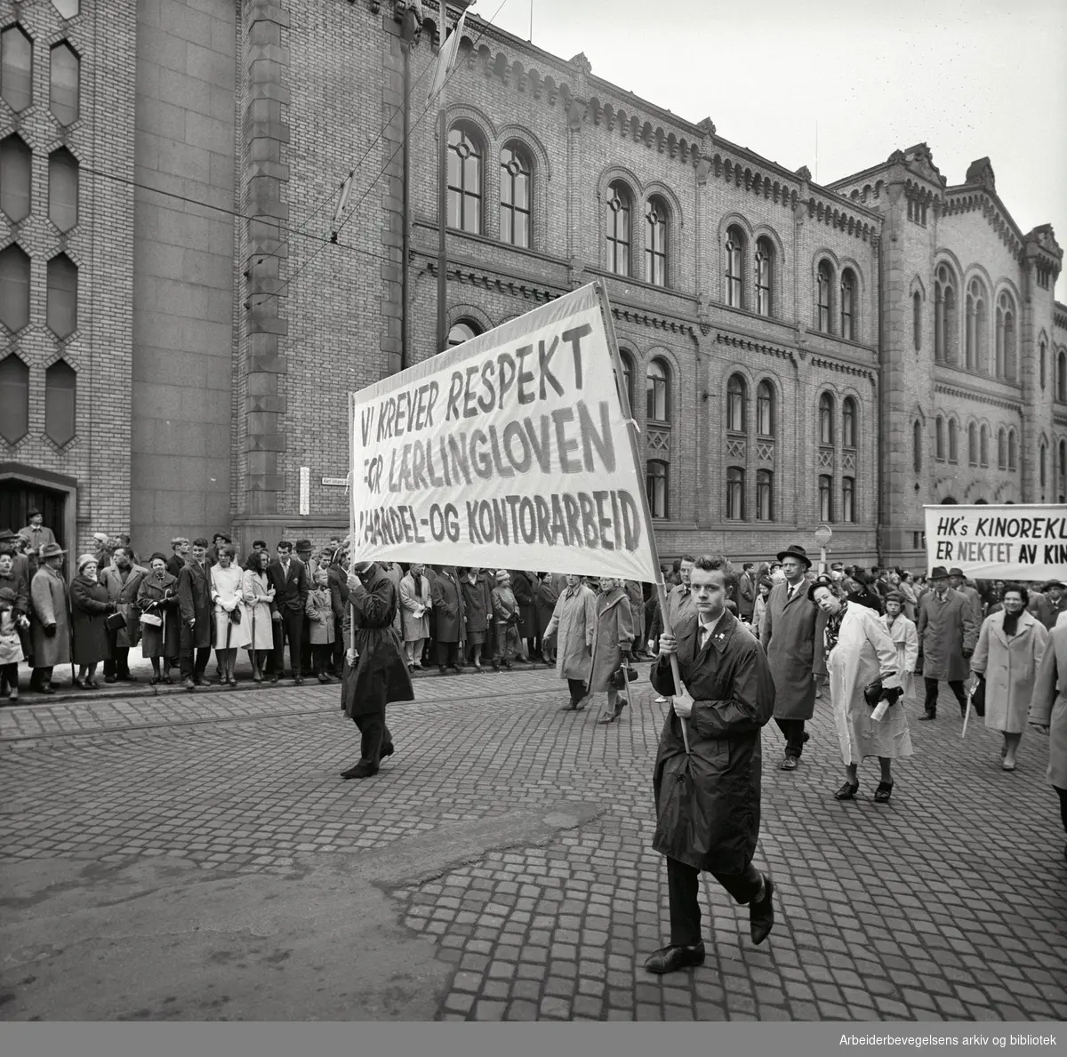 1. mai 1963 i Oslo.Demonstrasjonstoget i Karl Johans gate..Parole: Vi krever respekt for lærlingloven i Handel og Kontor