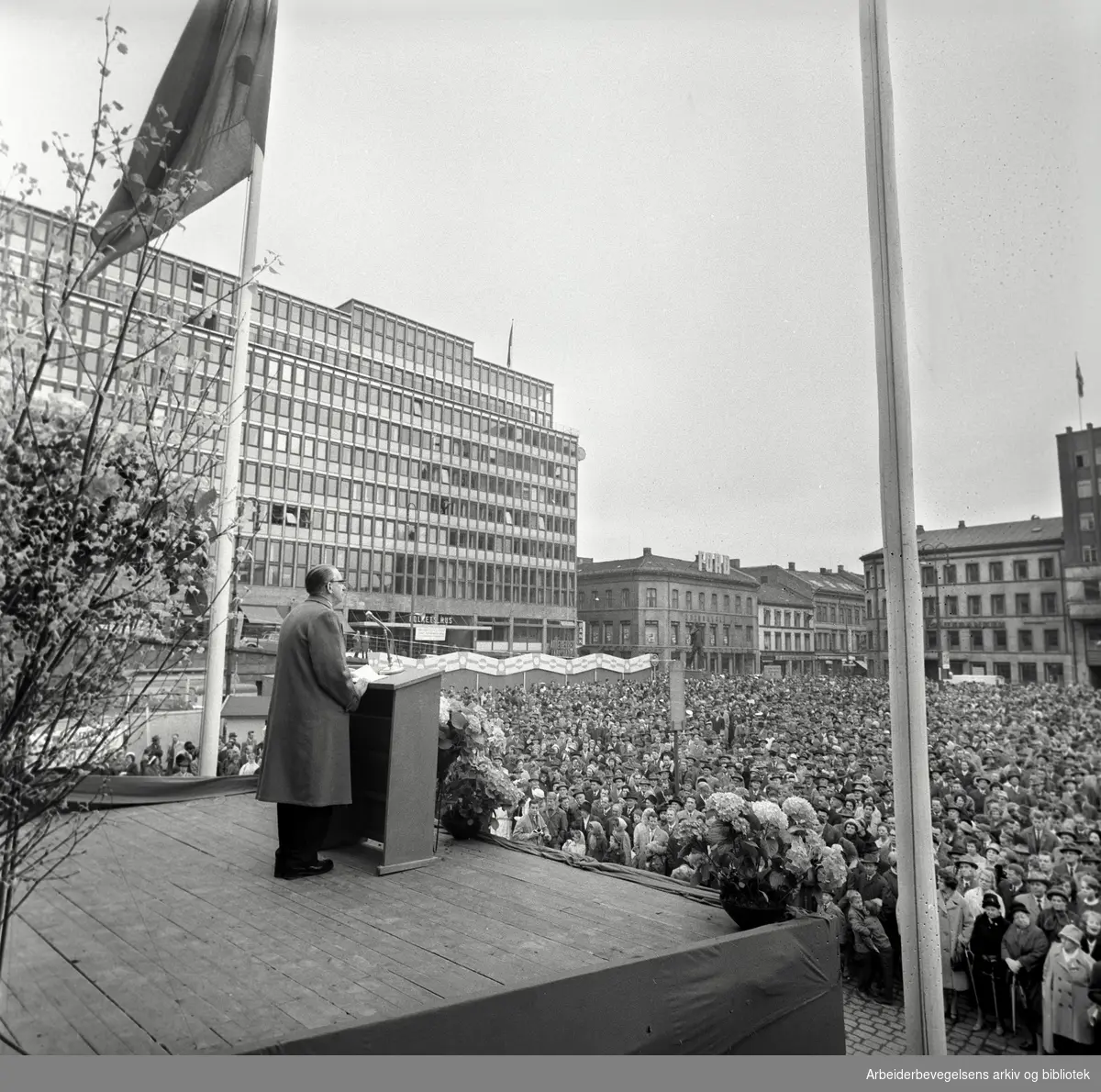 1. mai 1963, LO-formann Konrad Nordahl taler på Youngstorget.