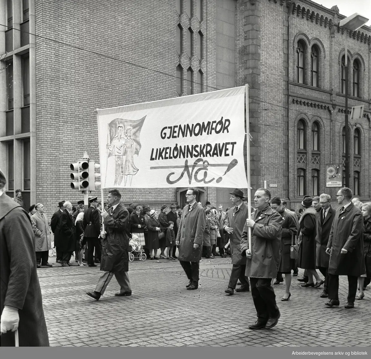 1. mai 1963 i Oslo.Demonstrasjonstog arrangert av Komiteen for faglig enhet med støtte av Sosialistisk Folkeparti (SF) og Norges Kommunistiske Parti (NKP).Parole: Gjennomfør likelønnskravet nå.