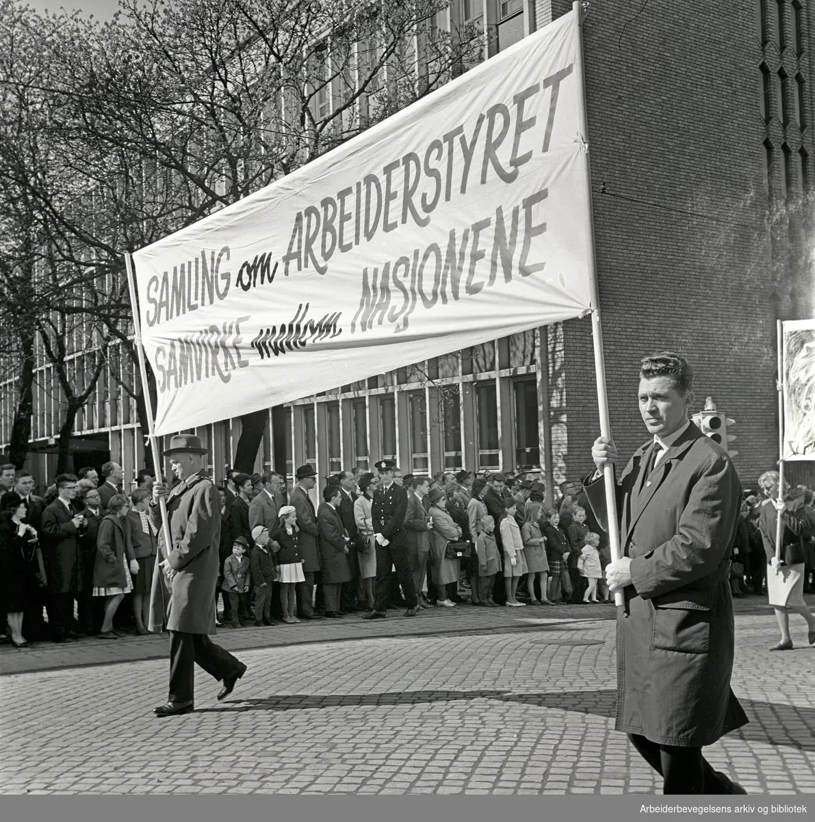 1. mai 1964 i Oslo.Demonstrasjonstoget i Karl Johans gate.Parole: Samling om arbeiderstyret.Samvirke mellom nasjonene