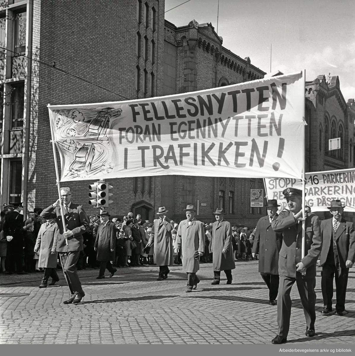 1. mai 1964 i Oslo.Demonstrasjonstoget i Karl Johans gate.Parole: Fellesnytten foran egennytten i trafikken!