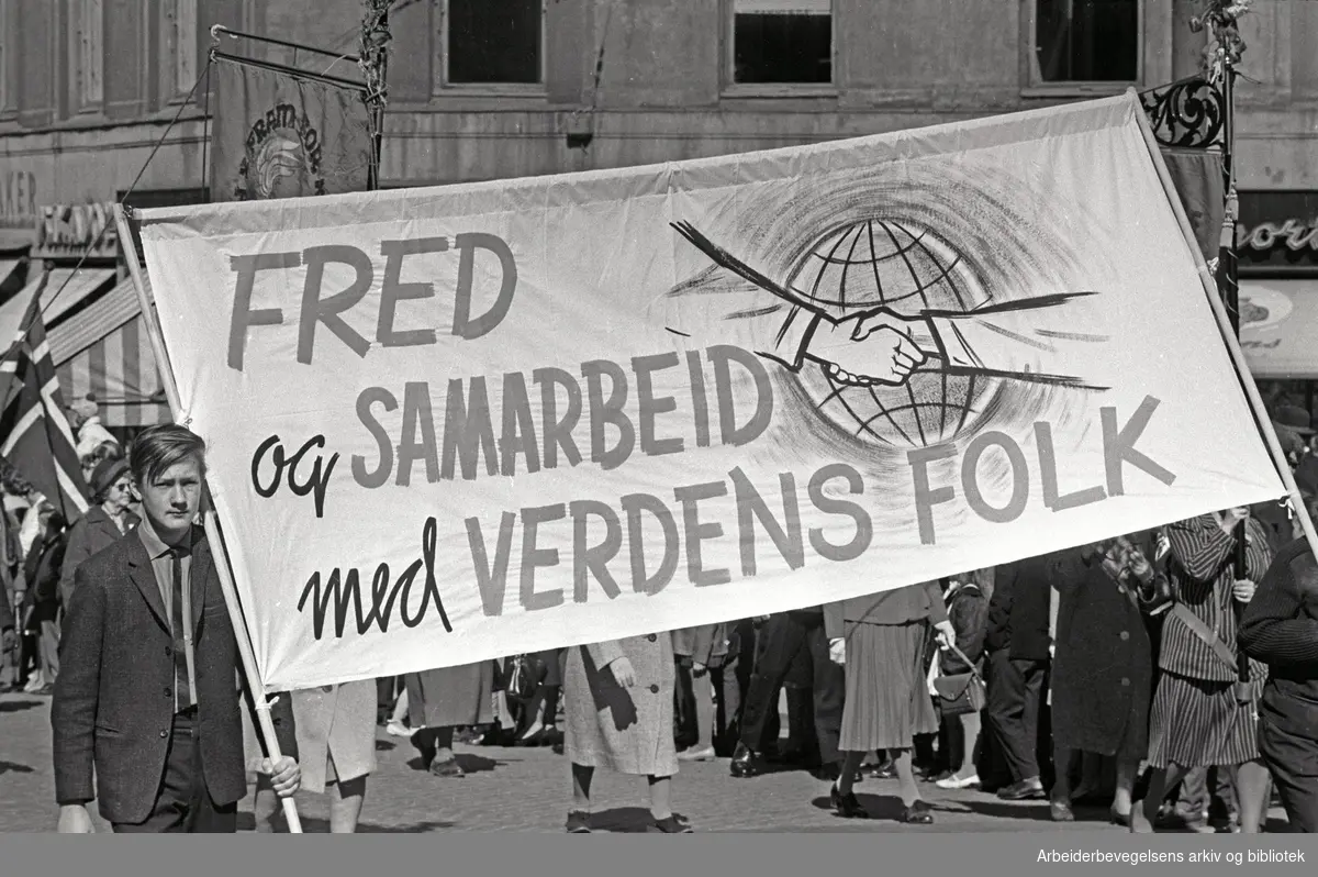 1. mai 1965 i Oslo.Demonstrasjonstoget i Karl Johans gate..Parole: Fred og samarbeid med verdens folk