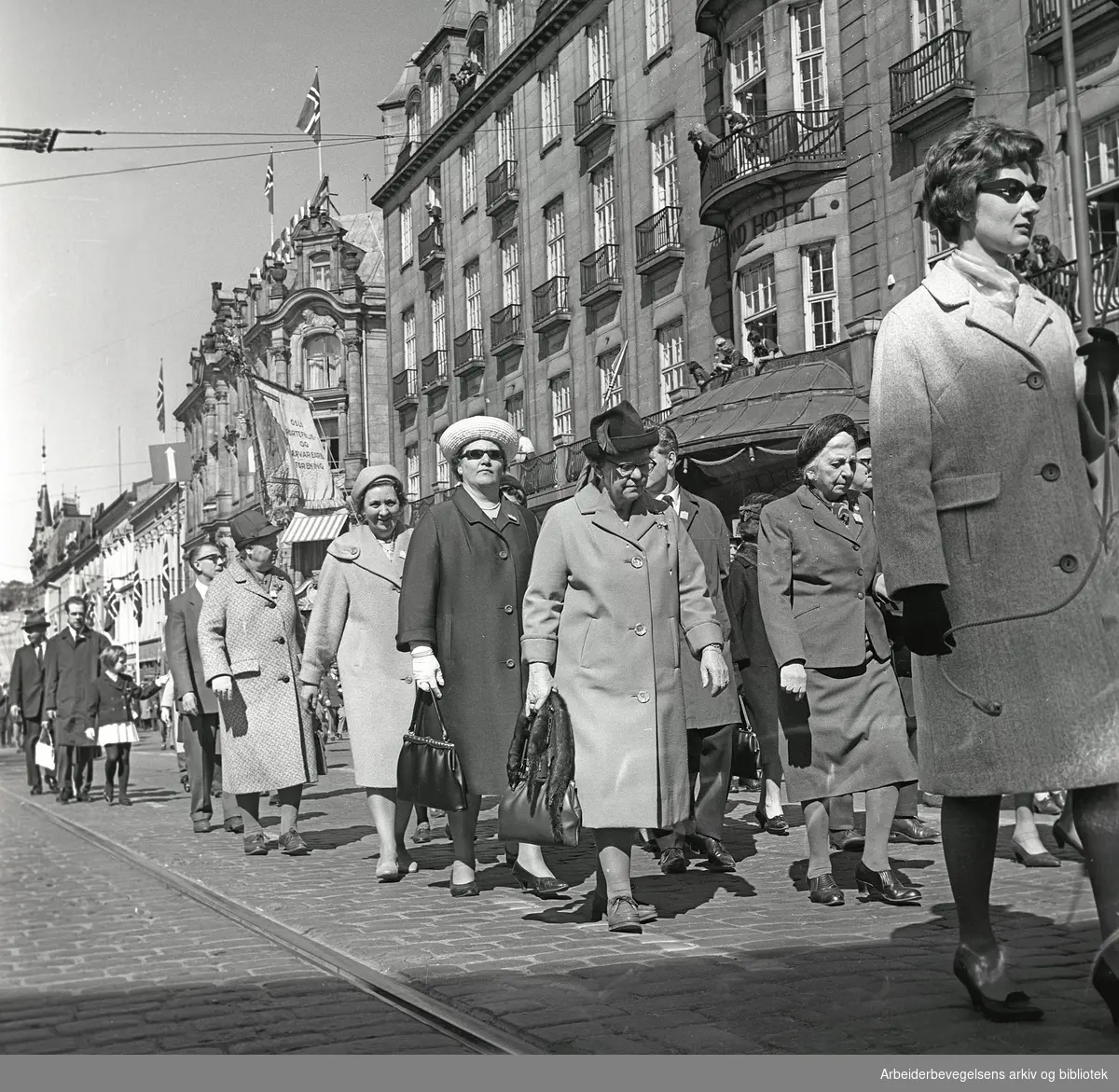 1. mai 1965 i Oslo.Demonstrasjonstoget i Karl Johans gate.Fane: Oslo Portefølje- og Lærvarearb. Forening