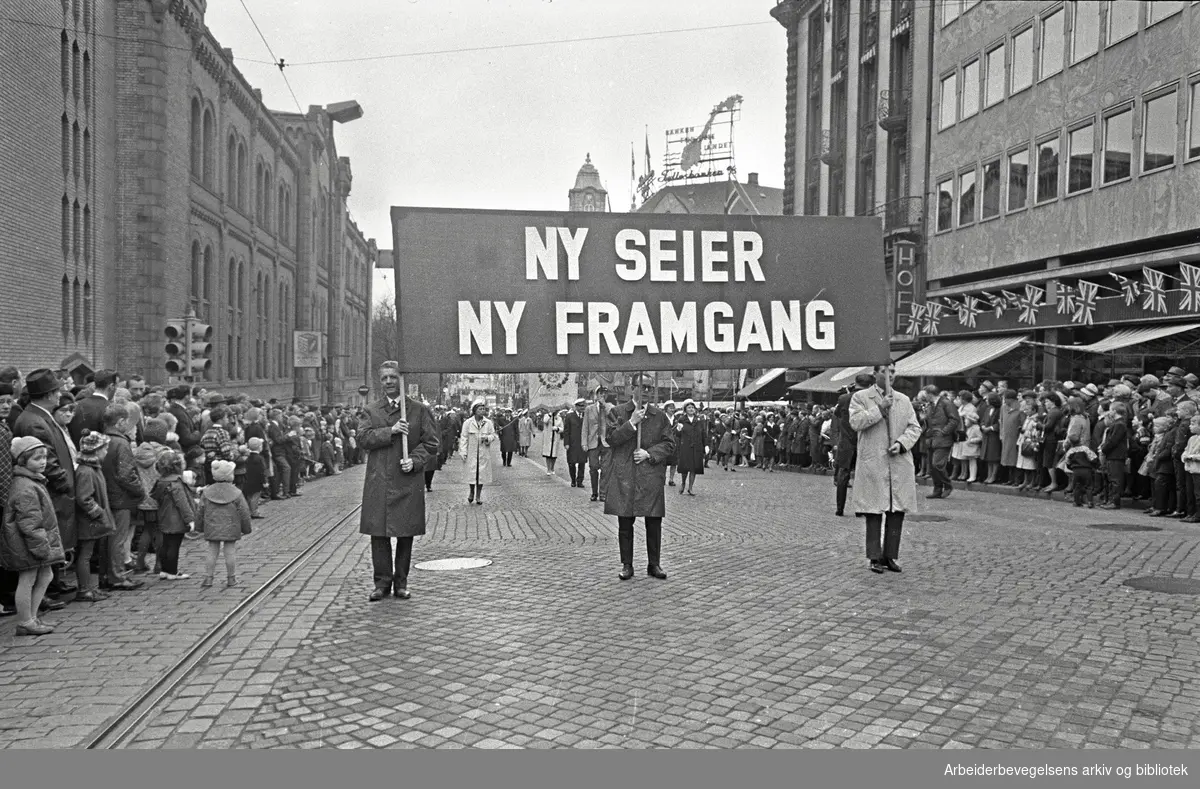 1. mai 1966 i Oslo.Demonstrasjonstoget i Karl Johans gate.Parole: Ny seier Ny framgang