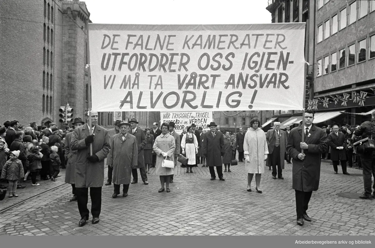 1. mai 1966 i Oslo.Demonstrasjonstoget i Karl Johans gate.Parole: De falne kamerater utfordrer oss igjen - Vi må ta vårt ansvar alvorlig!