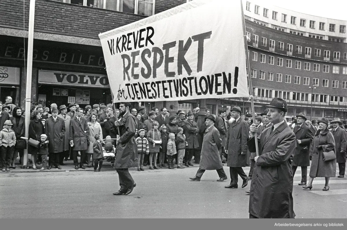 1. mai 1966 i Oslo.Demonstrasjonstoget ved Rådhusplassen.Parole Vi