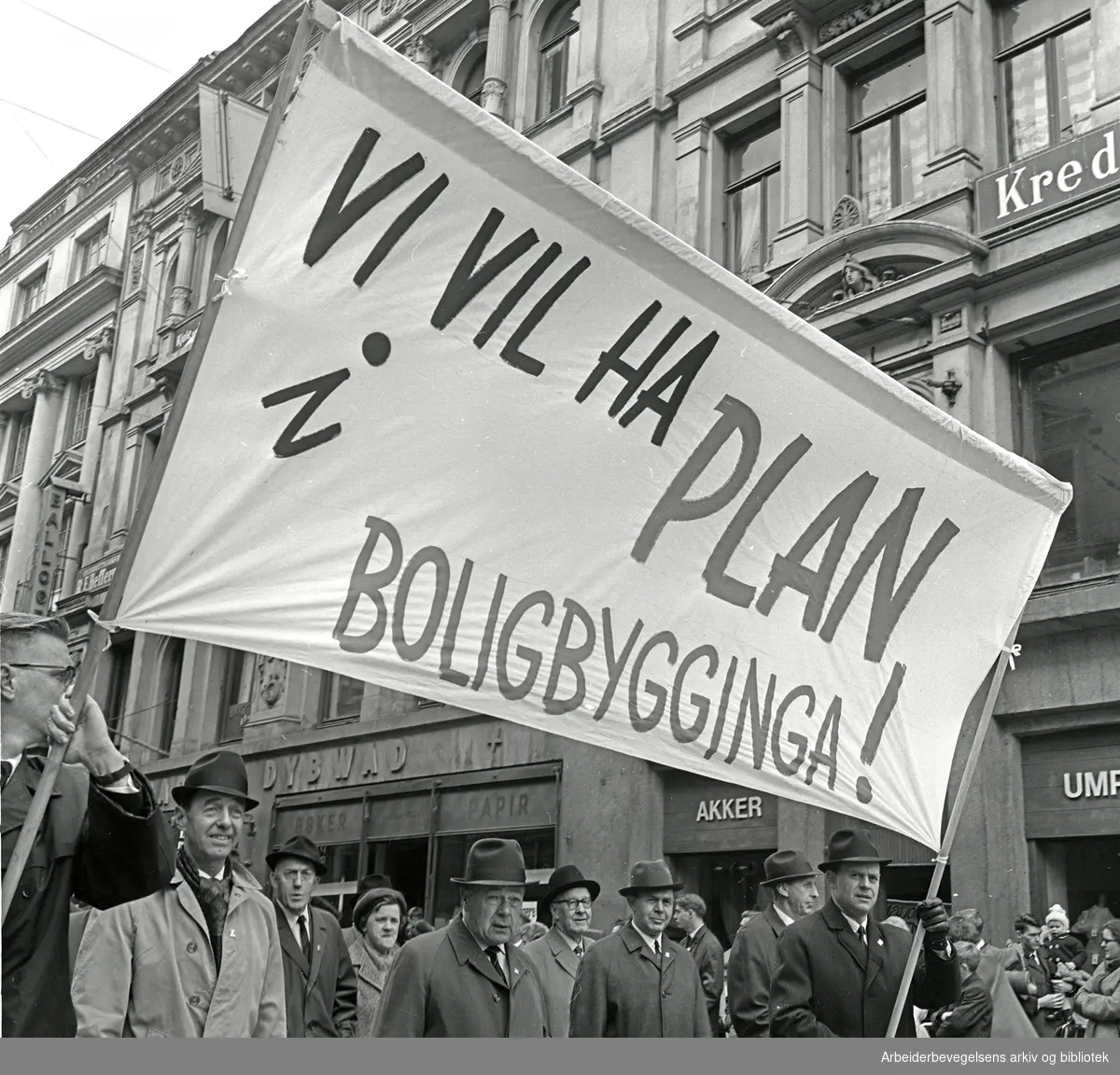 1. mai 1967 i Oslo.Det store demonstrasjonstoget marsjerte i år rundt stortingsbygningen..Parole: Vi vil ha plan i boligbygginga!