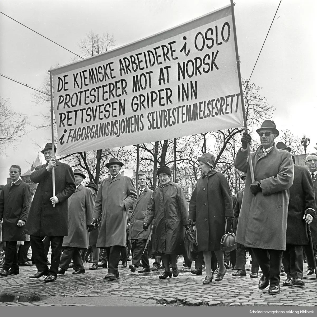 1. mai 1967 i Oslo.Demonstrasjonstoget.Parole: De kjemiske arbeidere i Oslo protesterer mot at norsk rettsvesen griper inn i fagorganisasjonens selvbestemmelsesrett