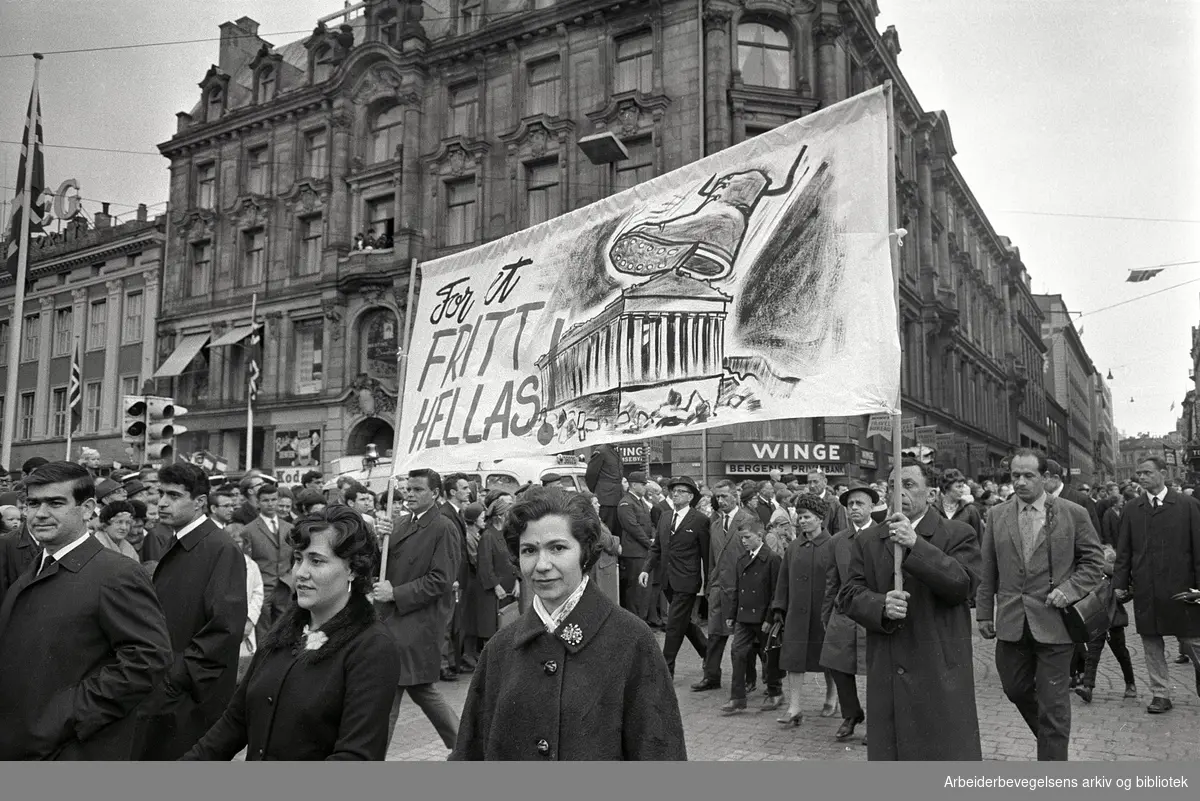 1. mai 1968 i Oslo.Demonstrasjonstoget i Karl Johans gate.Parole: For et fritt Hellas...