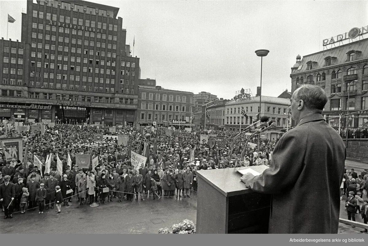 1. mai 1969, Trygve Bratteli taler på Youngstorget.