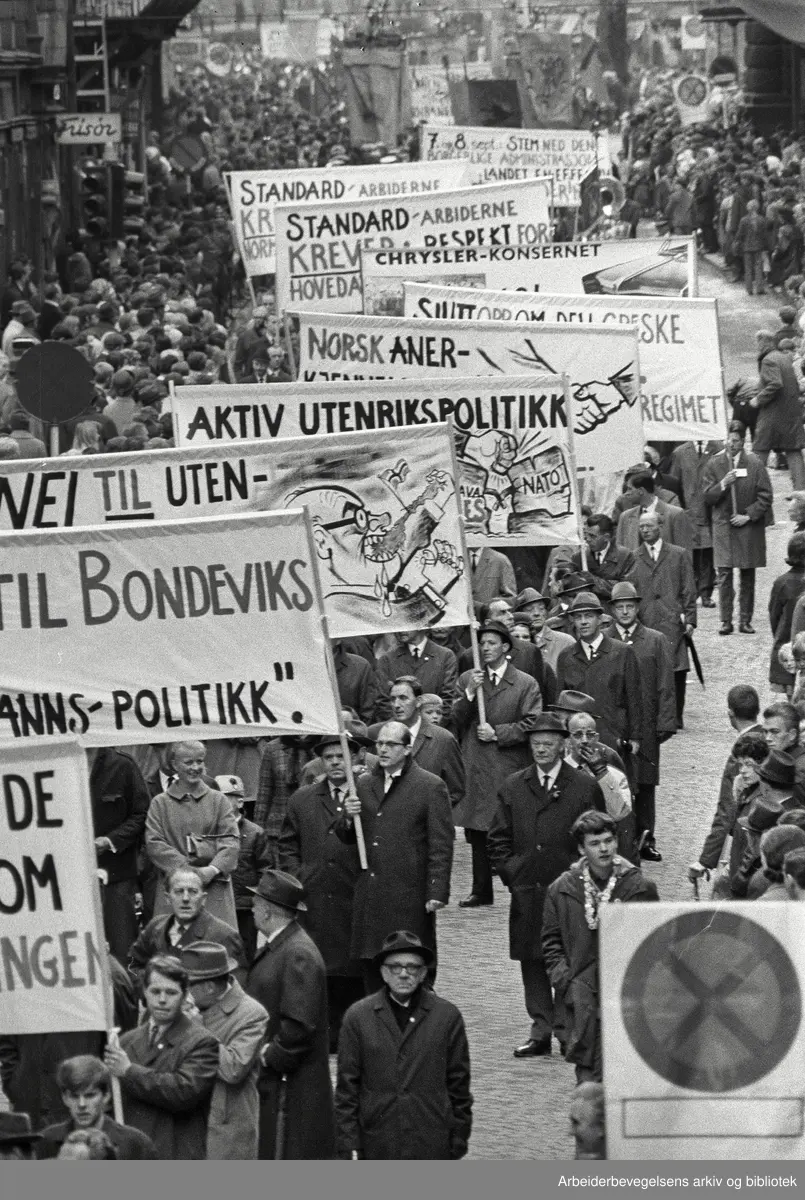 1. mai 1969 i Oslo.Demonstrasjonstoget.Paroler. N