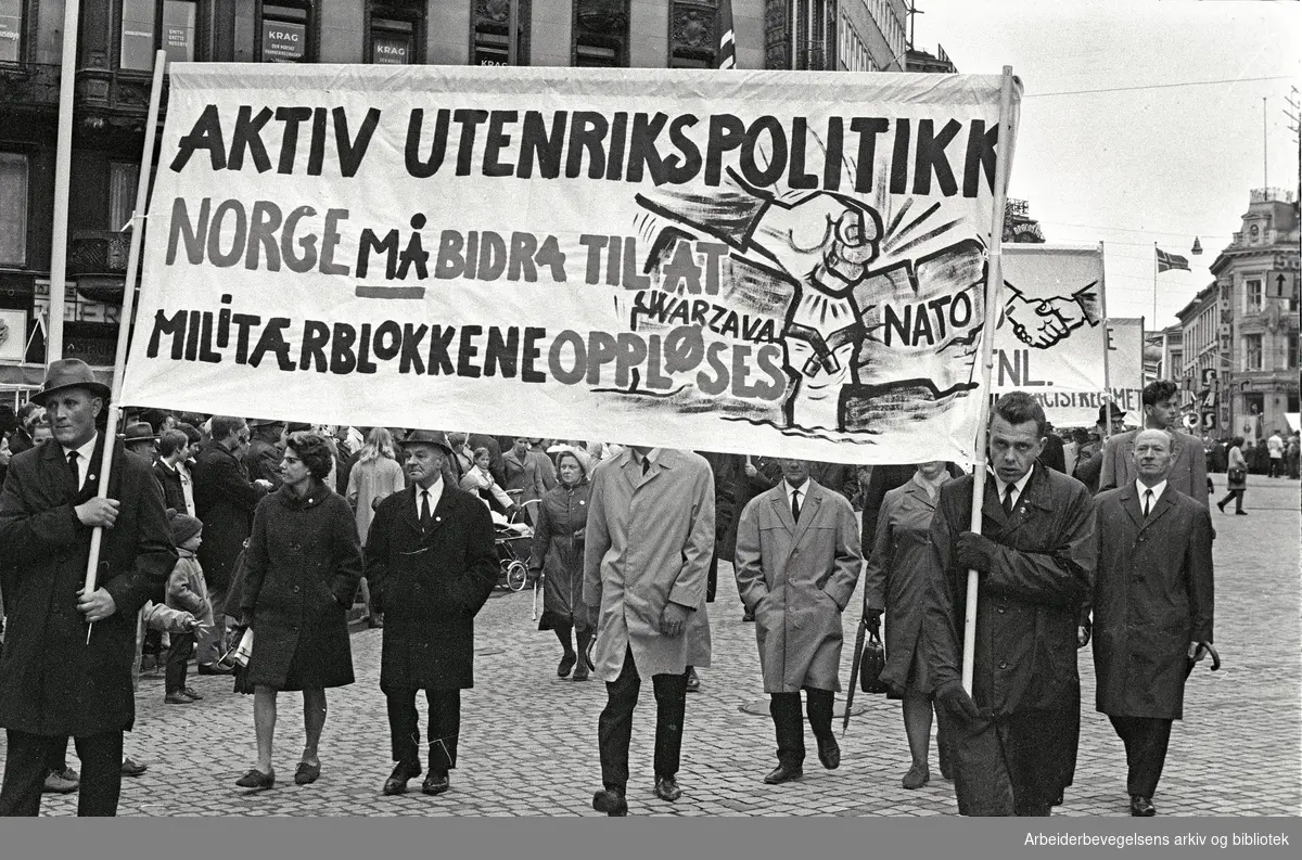 1. mai 1969 i Oslo.Demonstrasjonstoget i Karl Johans gate.Parole: Aktiv utenrikspolitikk.Norge må bidra til at militærblokkene oppløses.
